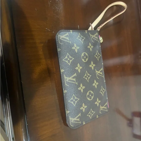 Louis Vuitton Pink and Monogram neverfull pouch - Picture 4 of 9